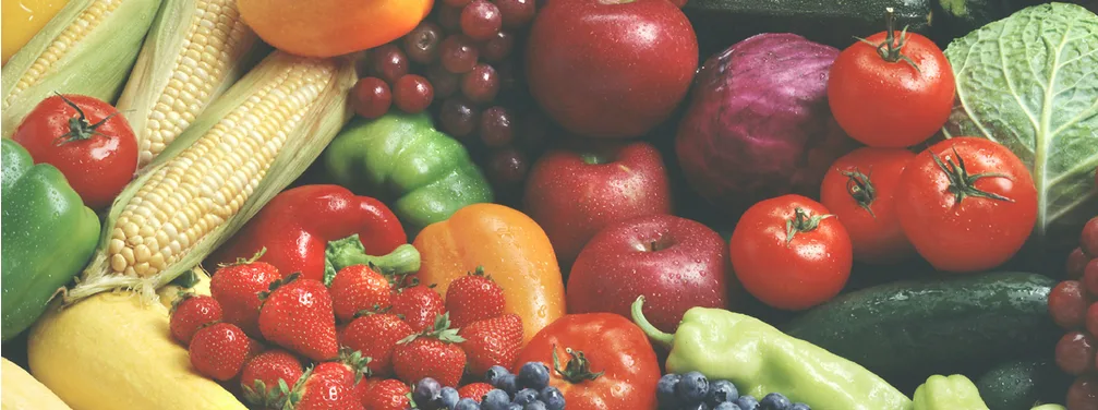 Kleurrijke groenten en fruit: tomaten, paprika, maïs, aardbeien en appels