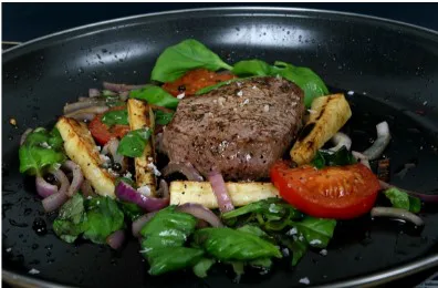 Biefstuk met groenten, paprika en spinazie in een pan