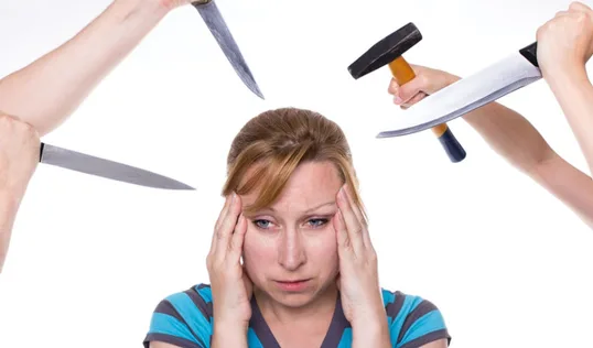 Vrouw met haar handen tegen haar hoofd, omringd door handen met messen en een hamer: zo kan pijn voelen
