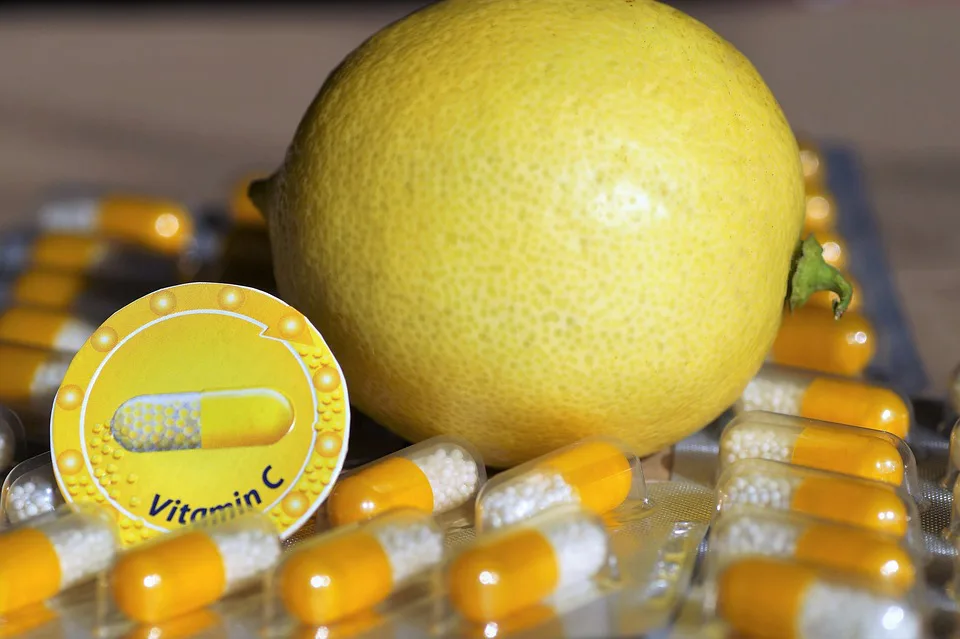 Citroen tussen gele vitamine C-capsules